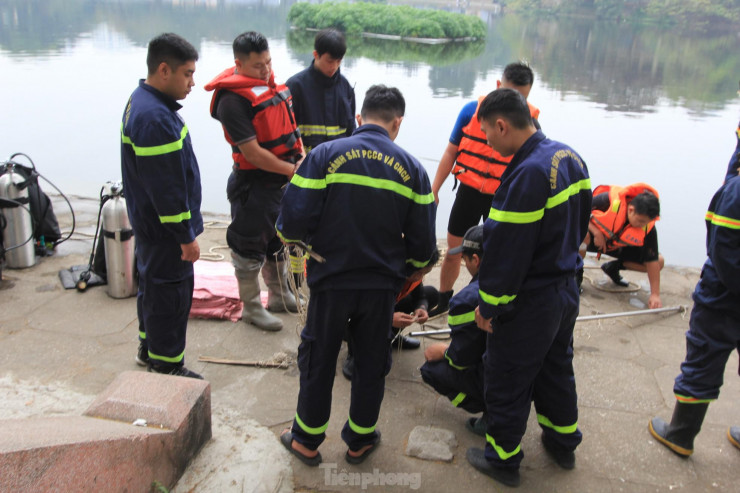 Lặn hồ Thiền Quang giữa trời đông rét mướt để tìm nam thanh niên mất tích - 4