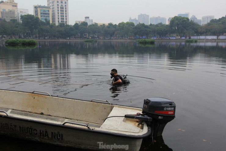 Lặn hồ Thiền Quang giữa trời đông rét mướt để tìm nam thanh niên mất tích - 8