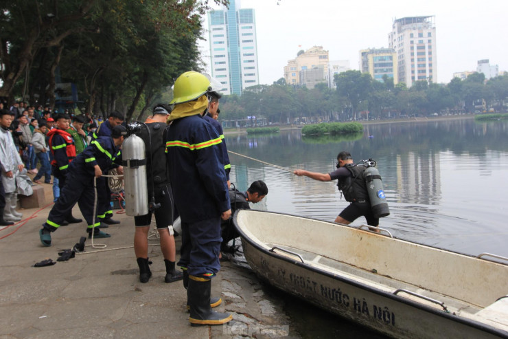 Lặn hồ Thiền Quang giữa trời đông rét mướt để tìm nam thanh niên mất tích - 9