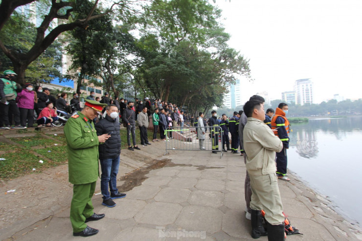 Lặn hồ Thiền Quang giữa trời đông rét mướt để tìm nam thanh niên mất tích - 15