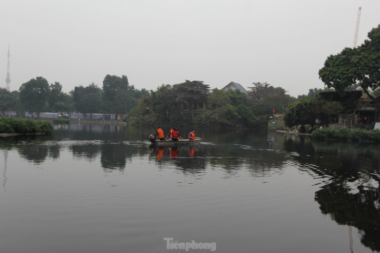 Lặn hồ Thiền Quang giữa trời đông rét mướt để tìm nam thanh niên mất tích - 13