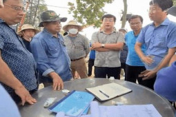 VIDEO: Phương án giải cứu bé trai rơi xuống trụ bê-tông