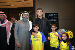 Hình ảnh mới nhất Ronaldo tại Saudi Arabia: Rạng rỡ hơn tài tử, fan ”truy đuổi” như phim