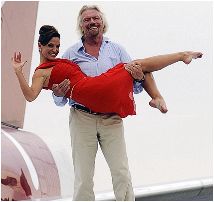 Richard Branson, ông chủ của Virgin Group nổi tiếng là một người luôn thích làm những điều gây sốc. Hiếm có nhân vật nào chịu chơi và mạo hiểm như Richard Branson với nhiều chiêu trò độc lạ.
