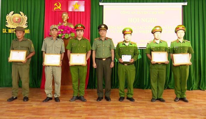 Diễn biến mới vụ đôi vợ chồng trẻ cướp tiệm vàng ở An Giang - 1