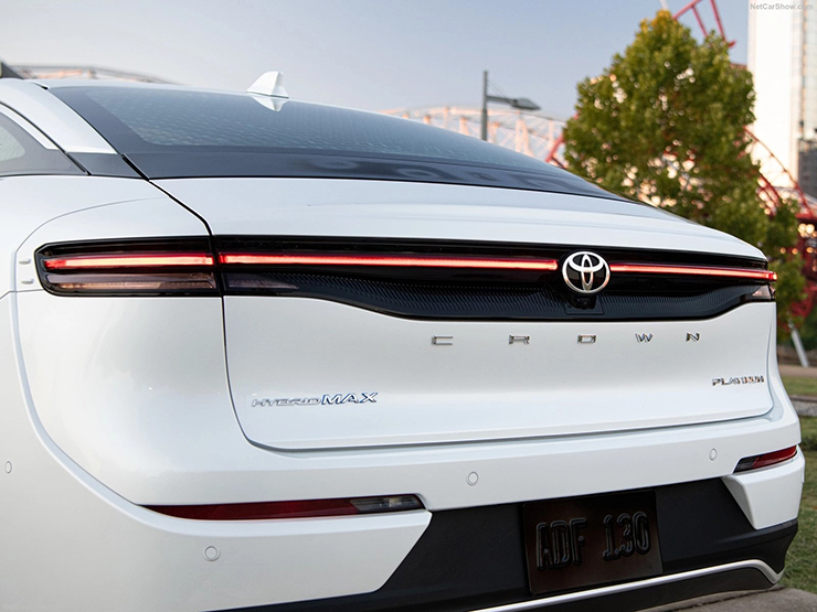 Toyota Crown 2023 có giá bán chính thức từ 938 triệu đồng - 4