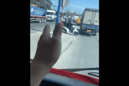 Clip: Người đi đường cúi đầu cảm ơn tài xế ô tô đã nhường đường
