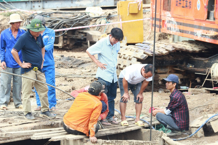 Vụ bé trai lọt vào trụ bê-tông: Đã tìm được phương án khả thi - 1