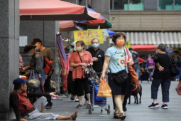 Kinh tế dư giả, Đài Loan (Trung Quốc) mừng tuổi cho toàn dân