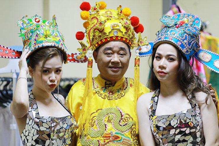 Năm mới cận kề, người ta là ngóng chờ chương trình Táo Quân để được cười, được ngẫm về một năm cũ. Các nghệ sĩ cũng đang gấp rút tập luyện để biểu diễn phục vụ công chúng. Hình ảnh hậu trường theo đó cũng thu hút sự chú ý. "Ngọc Hoàng" Quốc Khánh cùng ca sĩ Dương Hoàng Yến, Mỹ Dung được công chúng quan tâm.
