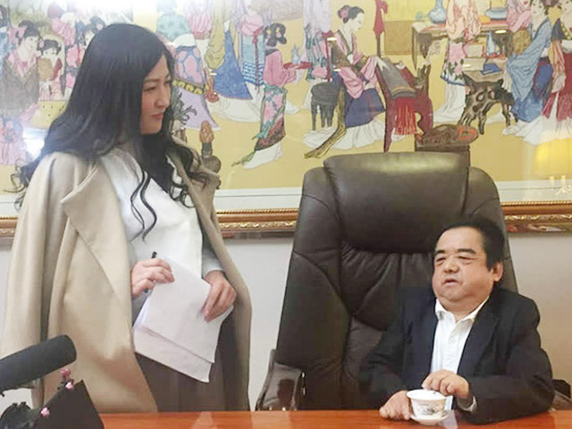 ”Nam diễn viên lùn nhất TQ” phải ngủ gầm cầu, có 4 cô vợ mỹ miều khiến ai nấy kinh ngạc