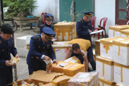 Bắt giữ hơn 6 tấn thịt gà Đông Tảo, giò heo rút xương, dồi sụn đã bốc mùi hôi thối