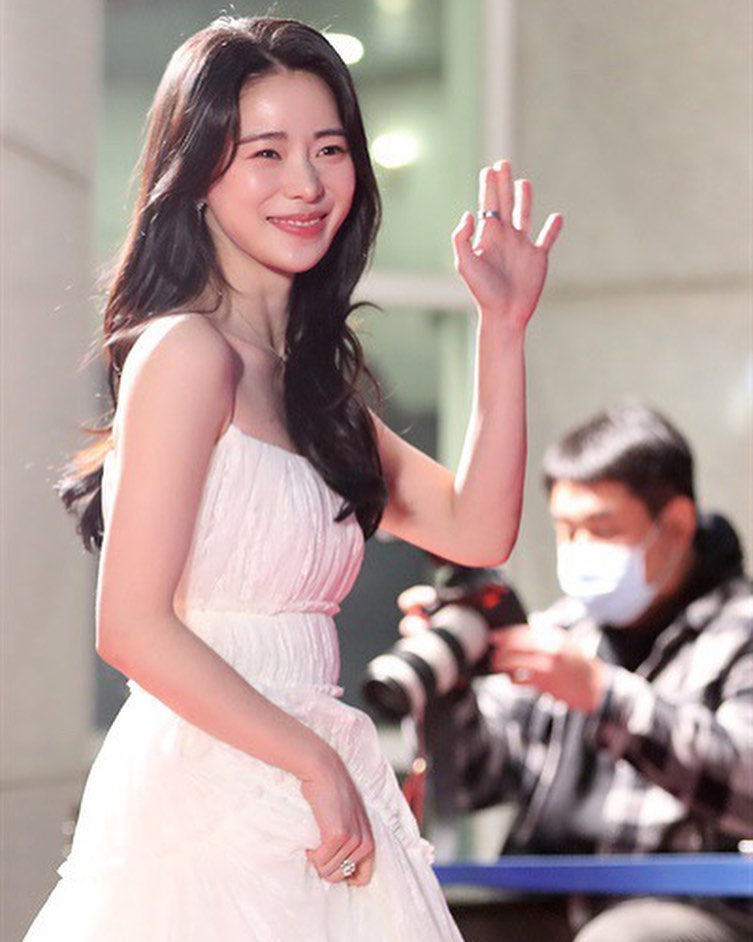 “Kẻ thù của Song Hye Kyo” đẹp hơn nhờ tắm thải độc cơ thể - 1