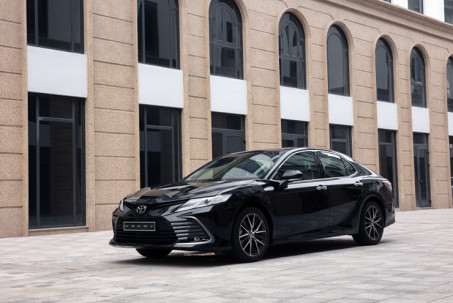 Giá xe Toyota Camry niêm yết và lăn bánh tháng 1/2023