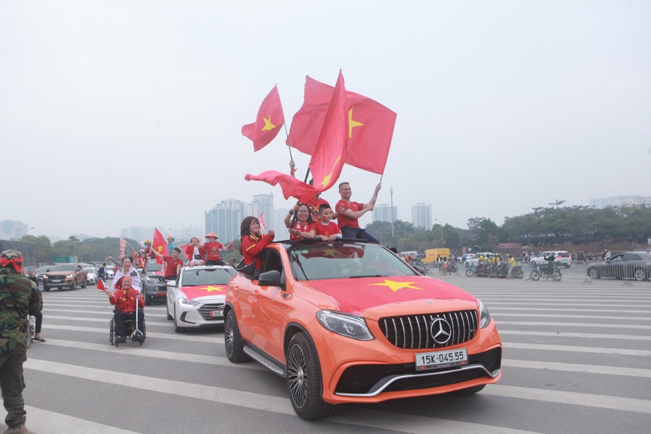 Cổ động viên &#34;nhuộm đỏ&#34; sân Mỹ Đình &#34;tiếp lửa&#34; cho các &#34;chiến binh sao vàng&#34; - 11