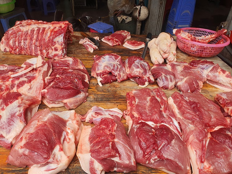 Bất ngờ: Giá thịt lợn ở siêu thị rẻ hơn ngoài chợ - 1