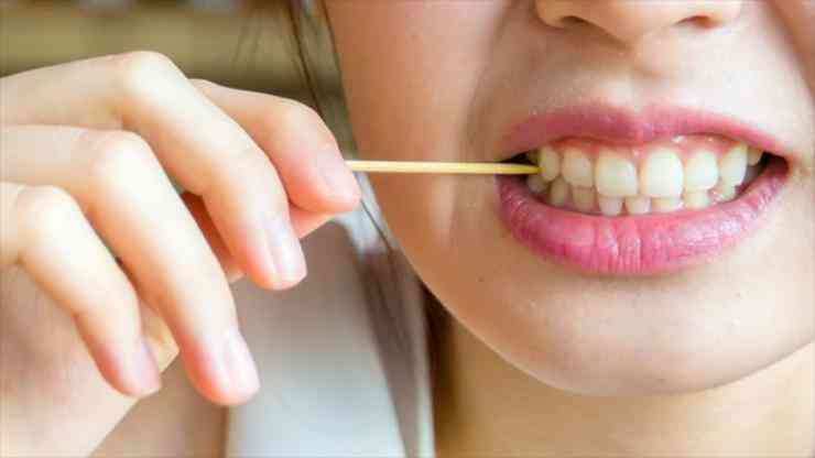 Ăn xong mà xỉa răng theo cách này chẳng khác nào "hủy hoại" răng lợi của bạn, chuyên gia chỉ rõ đây mới là cách vệ sinh răng lợi tốt nhất - 1