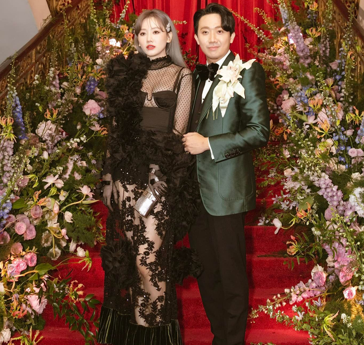 Showbiz Việt một năm 2022 chứng kiến nhiều pha lên trang phục gây chú ý và không ít tranh cãi. Vợ chồng ngôi sao Hari Won - Trấn Thành trên thảm đỏ sự kiện triển lãm Gucci với bộ trang phục có phần chưa hợp mắt đông đảo cư dân mạng.
