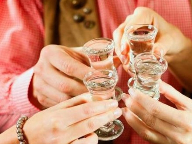 Từ vụ thanh niên 25 hôn mê sâu, tổn thương não do uống rượu, chuyên gia chỉ rõ 5 sai lầm khi uống rượu nhất định phải tránh để bảo vệ tính mạng