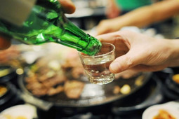 Cuối năm uống rượu bia nhiều, bạn đã biết nên và không nên ăn món gì khi nhậu?