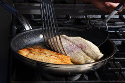 7 vấn đề phổ biến khi nấu cá khiến thịt dễ nát, dính chảo, chín không đều