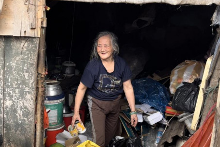 Tết xa vời của những phận đời nơi xóm trọ nghèo dưới chân cầu Long Biên