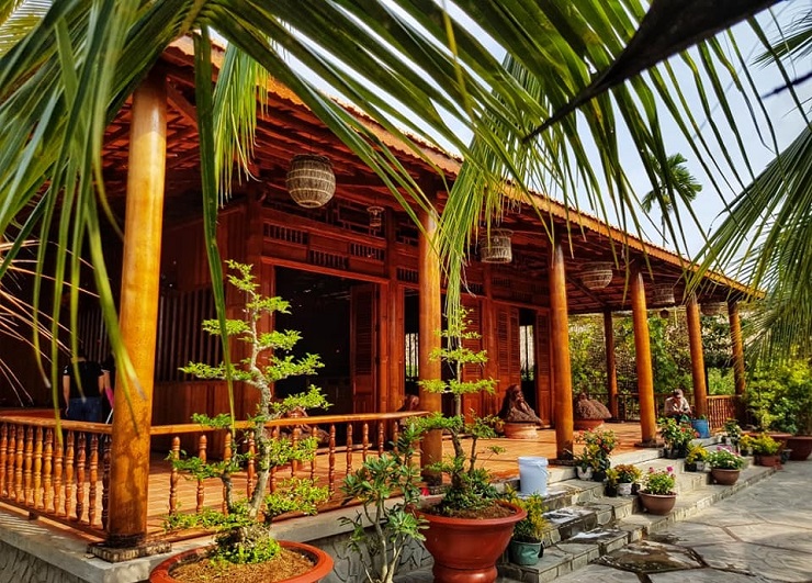 Mãn nhãn ngôi nhà “độc nhất vô nhị” miền Tây được làm từ 4.000 cây dừa lão - 1
