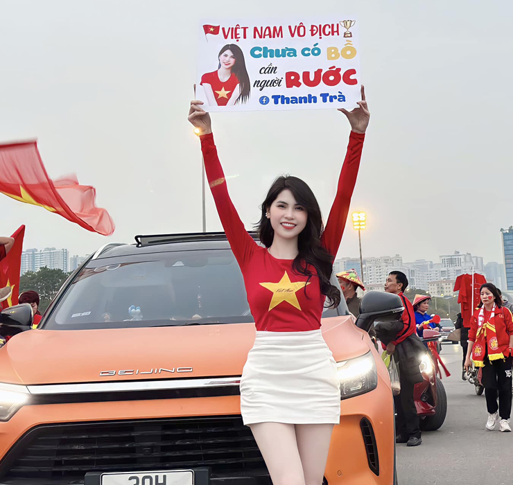 Mới đây cô gái cầm tấm biển “tuyển chồng” trên sân vận động Mỹ Đình trận Việt Nam gặp Indonesia ngay lập tức nổi tiếng “chỉ sau một đêm”. Danh tính cô gái này được cư dân mạng truyền tay nhau không ngớt. Thanh Trà cũng đăng tải hình ảnh cổ vũ trên trang cá nhân.
