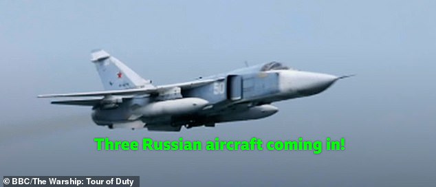 Video: Hé lộ khoảnh khắc 3 chiến đấu cơ Su-24 Nga &#34;áp sát&#34; tàu sân bay lớn nhất của Anh - 1