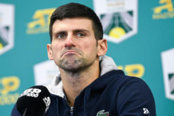 Djokovic rắc rối với chấn thương, điên tiết vì bị coi là ”kẻ thù thế giới”