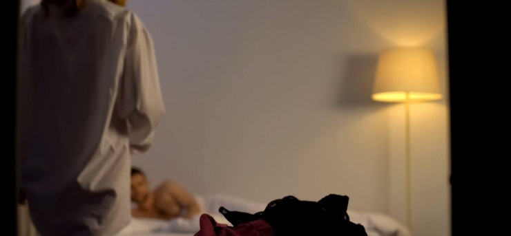 Sững sờ khi biết người vừa làm chuyện "mây mưa" với vợ lại chính là đồng nghiệp của mình - 2