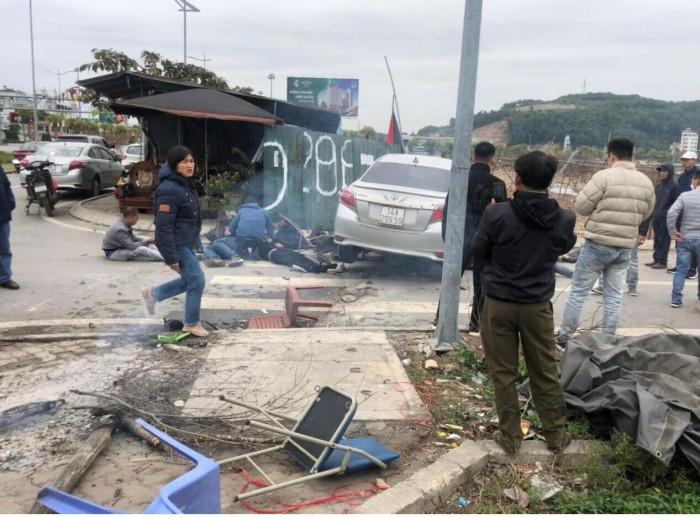 Tranh chấp chỗ để xe, tài xế lao ô tô làm 3 người đang sưởi ấm bị thương - 1