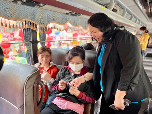 Tổng LĐLĐ Việt Nam ban hành chính sách hỗ trợ người lao động bị giảm giờ làm, chấm dứt hợp đồng - 1