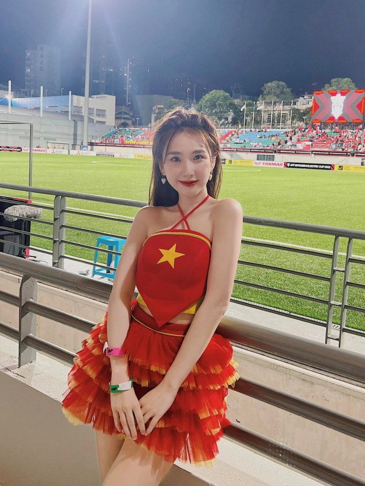 Không phải Hòa Minzy, đây là nữ cổ động viên Việt Nam &#34;gây sốt&#34; sân vận động Thái Lan - 2