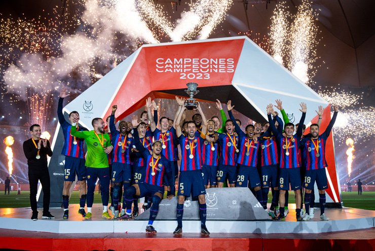 Barca đè bẹp Real đoạt siêu cúp: Lần đầu cho Xavi, vinh danh &#34;Cậu bé vàng&#34; - 1