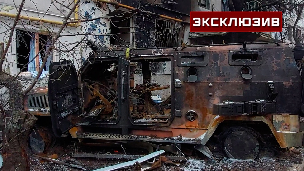 Video: Xe bọc thép Ukraine sản xuất cháy rụi ở Soledar sau khi trúng hỏa lực Nga - 1