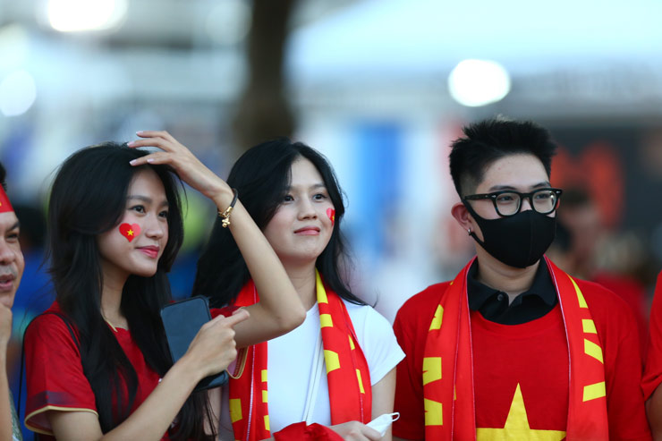 Không phải Hòa Minzy, đây là nữ cổ động viên Việt Nam &#34;gây sốt&#34; sân vận động Thái Lan - 8