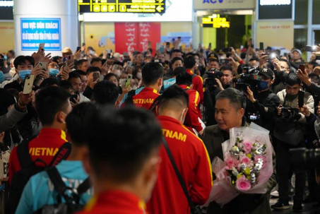 ĐT Việt Nam đã về nước sau AFF Cup 2022, được hàng dài CĐV chào đón