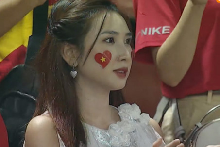 Cô gái Việt nổi bật khán đài sân vận động Thái Lan trận chung kết AFF Cup 2022