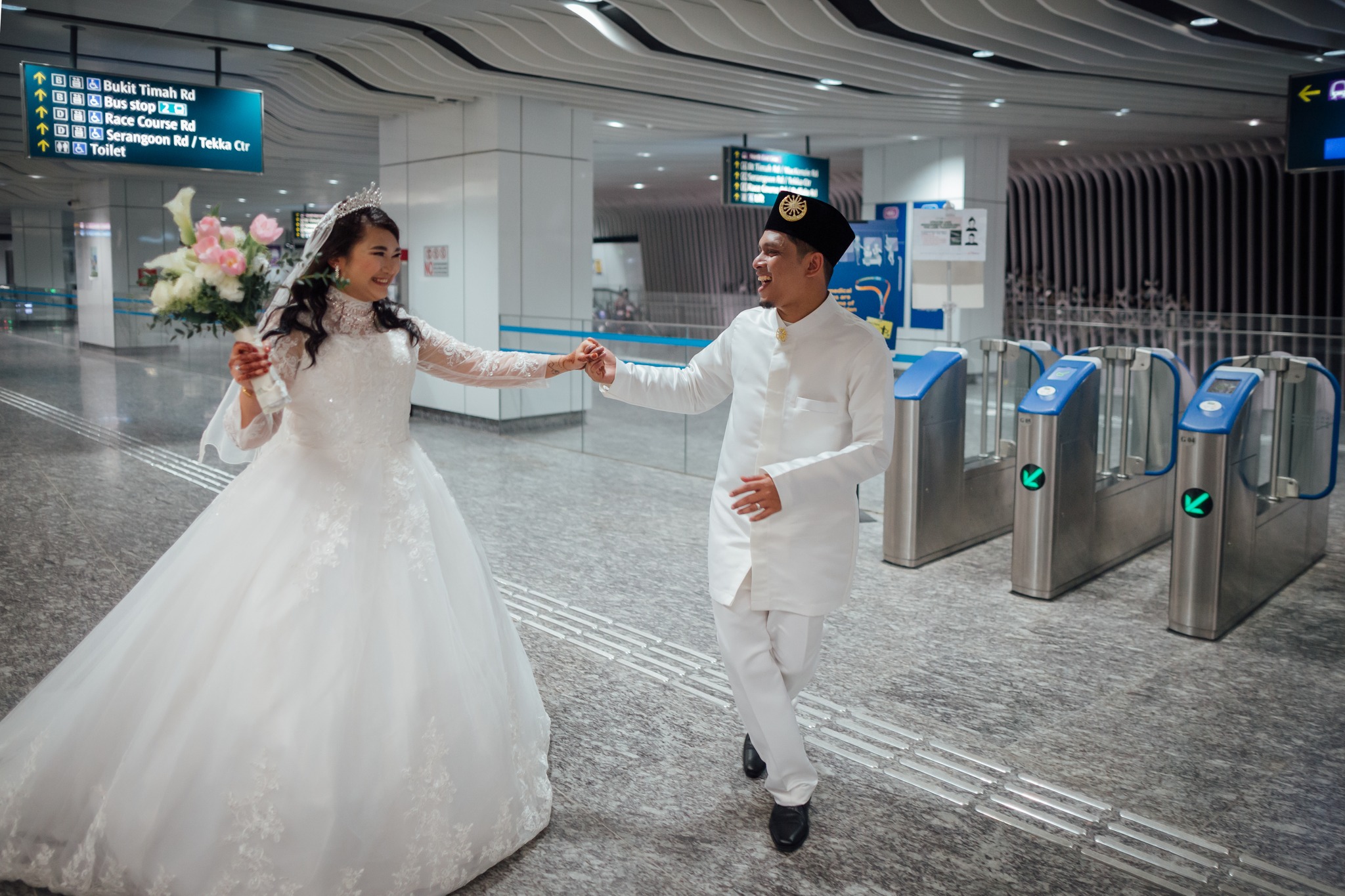 Cặp đôi chụp ảnh cưới tại ga tàu điện ngầm nơi họ gặp nhau lần đầu - 1