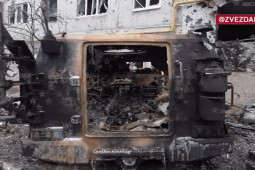 Video: Xe bọc thép Ukraine sản xuất cháy rụi ở Soledar sau khi trúng hỏa lực Nga