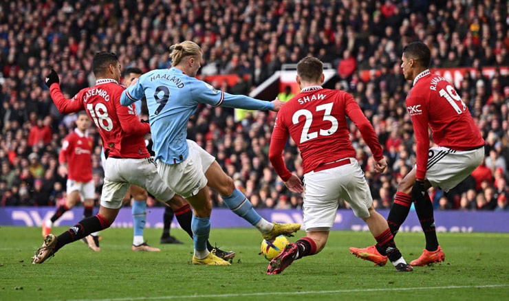 Man City thua MU dễ mất ngôi nhì bảng: Huyền thoại khuyên loại Haaland - 1