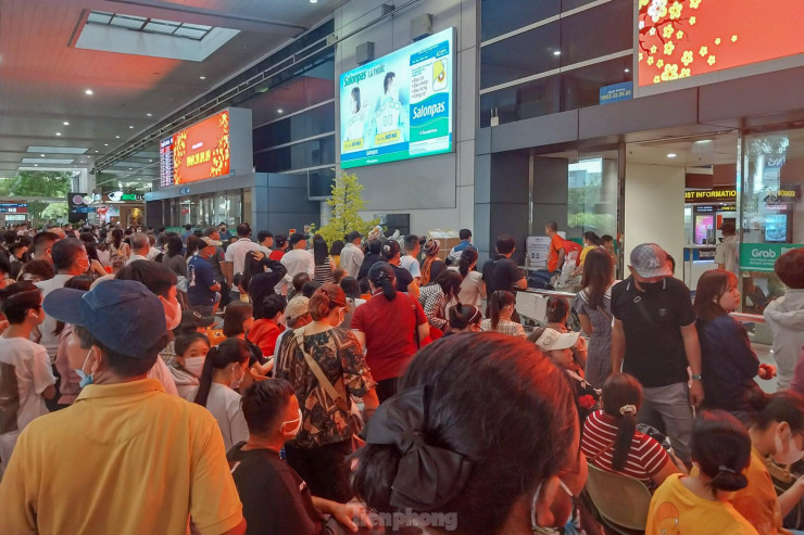Sân bay Tân Sơn Nhất đông nghịt người đón Việt kiều - 1
