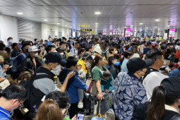 Ảnh: Người dân về quê ăn Tết lúc nửa đêm, sân bay Tân Sơn Nhất chật như nêm