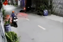 Clip: Người đàn ông say rượu ngủ trước cửa nhà bị kẻ gian trộm mất xe máy