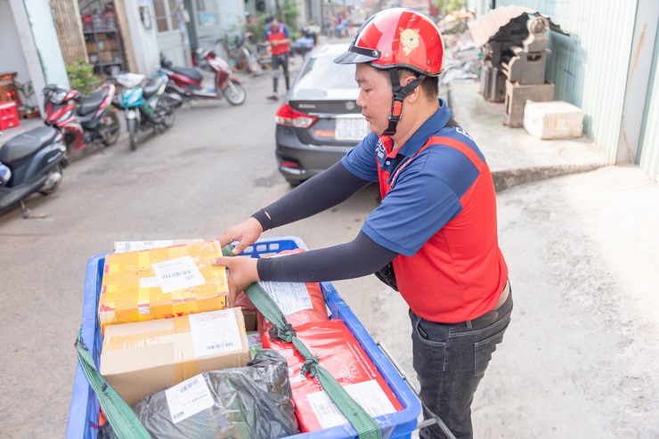 Cao điểm Tết: Shipper giao hàng trăm đơn hàng, bỏ túi tiền triệu mỗi ngày - 2