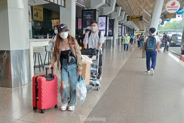 Sân bay Tân Sơn Nhất rất lạ chiều 29 Tết - 1