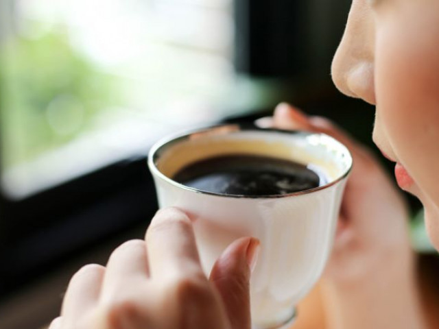 Uống 8 ly cà phê mỗi ngày có thể gây loãng xương