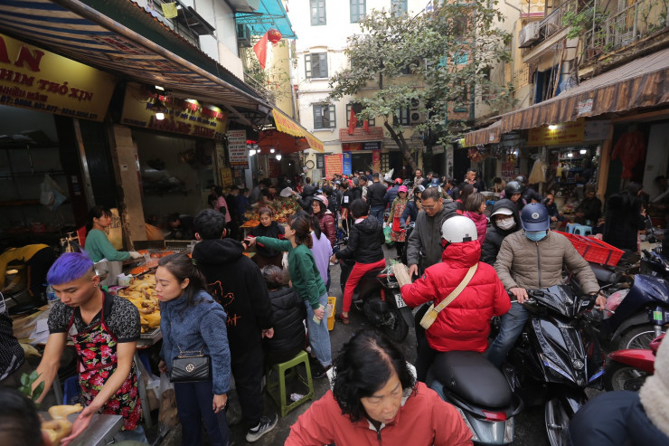 &#34;Chợ nhà giàu&#34; ở Hà Nội tấp nập sáng 30 Tết, khách không ngần ngại rút ví - 1