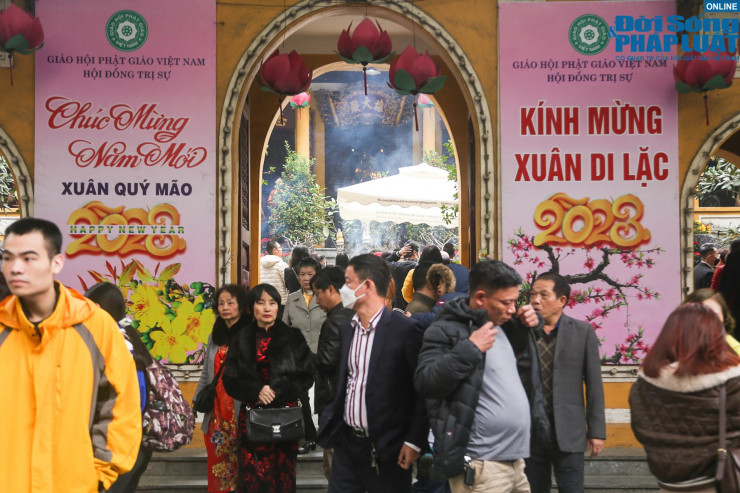 Hà Nội: Người dân thủ đô chen chân đi lễ chùa cầu bình an trong ngày mùng 1 Tết - 1